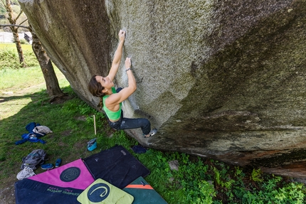 Melloblocco 2023 - Giulia Medici climbing Tarzan sit, Melloblocco 2023 day 2