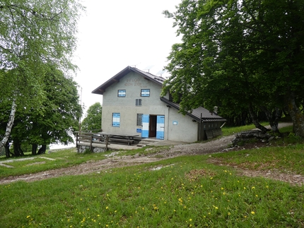 Il Rifugio alpino Monte Casale Don Zio Pisoni (Prealpi Trentine) cerca gestore