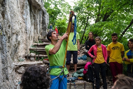 CAI Eagle Team 2023 - Matteo della Bordella spiega al CAI Eagle Team le tecniche dell'arrampicata in artificiale