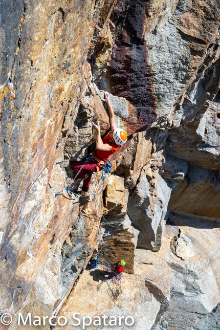 Valle Orco, Parete delle Aquile, Federica Mingolla, Matteo Sella - Federica Mingolla and Matteo Sella climbing 'E ti vengo a cercare', Parete delle Aquile, Valle dell'Orco