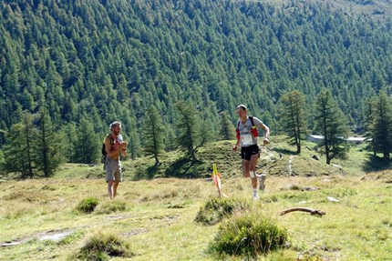 North Face Ultra Trail Tour du Mont Blanc 2007 - Marco Olmo, dopo essere passato in testa, riparte dalla tappa di Bovine