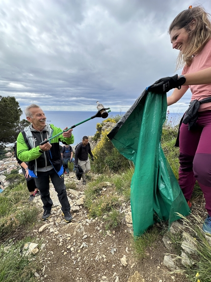 Hike & Clean, Monte Moro, Genova - Giovanni Storti durante la prima edizione di Hike & Clean sul Monte Moro a Genova il 14/05/2023