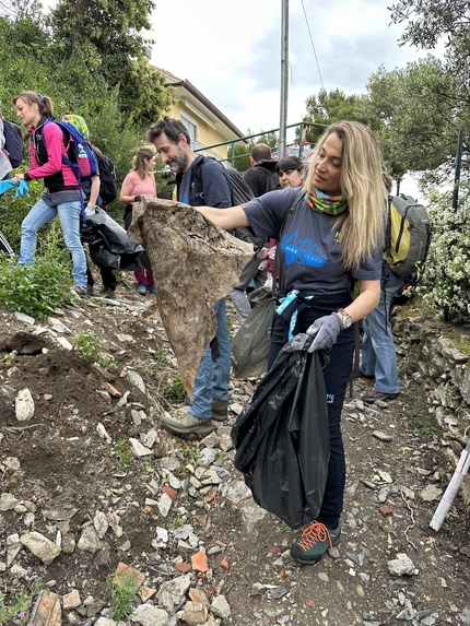 Hike & Clean, Monte Moro, Genova - Margherita Granbassi durante la prima edizione di Hike & Clean sul Monte Moro a Genova il 14/05/2023