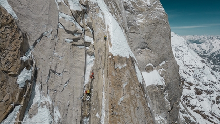 Meru, India, Simon Gietl, Mathieu Maynadier, Roger Schäli  - Simon Gietl, Mathieu Maynadier, Roger Schäli durante la salita di 'Goldfish' 800m, M6+ A1) sul Meru in India