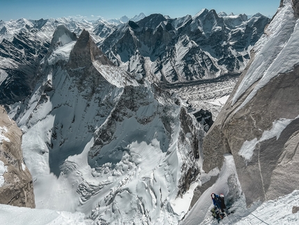 Meru, India, Simon Gietl, Mathieu Maynadier, Roger Schäli  - Simon Gietl, Mathieu Maynadier, Roger Schäli climbing Meru in India via their 'Goldfish' 800m, M6+ A1).