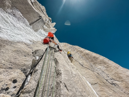 Meru, India, Simon Gietl, Mathieu Maynadier, Roger Schäli  - Simon Gietl, Mathieu Maynadier, Roger Schäli climbing Meru in India via their 'Goldfish' 800m, M6+ A1).