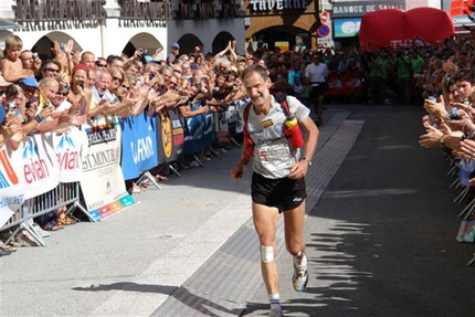 North Face Ultra Trail Tour du Mont Blanc 2007 - L'arrivo trionfante di Marco Olmo a Chamonix