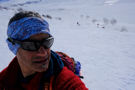 Cammino del Sarek, Circolo Polare Artico - Cammino del Sarek, Circolo Polare Artico. Si entra nella Ruohtesvàgge, la valle che scorre alla base del monte Sarek, salendo un ripido gradino dove il peso delle slitte si fa sentire