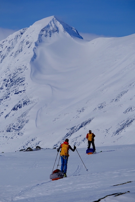 Cammino del Sarek, Circolo Polare Artico - Cammino del Sarek, Circolo Polare Artico. Affascinati dalle cime del gruppo montuoso del Gàvabàkte, vette di straordinaria eleganza