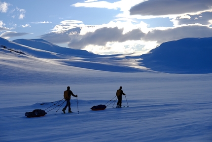 Cammino del Sarek, Circolo Polare Artico - Cammino del Sarek, Circolo Polare Artico. Si avvicina la sera del settimo giorno di traversata. Mentre il sole cala si comincia ad alzare un forte vento da sud