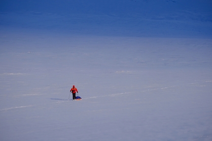 Cammino del Sarek, Circolo Polare Artico - Cammino del Sarek, Circolo Polare Artico. Ultime ore della giornata. Con il vento alle spalle si cerca un luogo sicuro per il bivacco