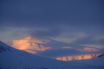 Cammino del Sarek, Circolo Polare Artico - Cammino del Sarek, Circolo Polare Artico. Il sole tinge di arancio le vette del gruppo del Lavdak. Alle spalle abbiamo già oltre 130 chilometri. Ne mancano più di ventiquattro per arrivare all’ultimo rifugio.