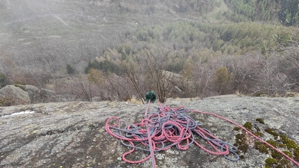 Vento di passione, Monte Piezza, Val Masino, Andrea Mariani, Graziano Milani, Lorenzo Milani - Ritirata sotto la neve durante l'apertura di Vento di passione al Monte Piezza in Val Masino (Andrea Mariani, Graziano Milani, Lorenzo Milani)