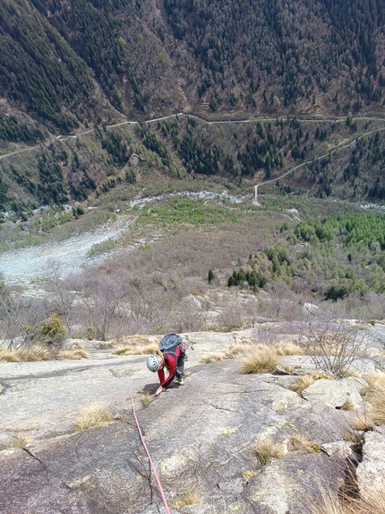 Vento di passione, Monte Piezza, Val Masino, Andrea Mariani, Graziano Milani, Lorenzo Milani - Il quinto tiro di Vento di passione al Monte Piezza in Val Masino (Andrea Mariani, Graziano Milani, Lorenzo Milani)