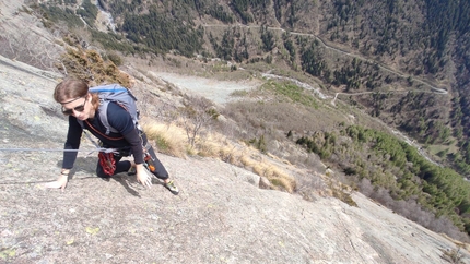 Vento di passione, Monte Piezza, Val Masino, Andrea Mariani, Graziano Milani, Lorenzo Milani - Sul sesto tiro di Vento di passione al Monte Piezza in Val Masino (Andrea Mariani, Graziano Milani, Lorenzo Milani)