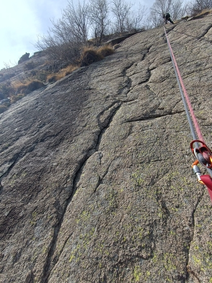 Vento di passione, Monte Piezza, Val Masino, Andrea Mariani, Graziano Milani, Lorenzo Milani - La fessura del primo tiro di Vento di passione al Monte Piezza in Val Masino (Andrea Mariani, Graziano Milani, Lorenzo Milani)