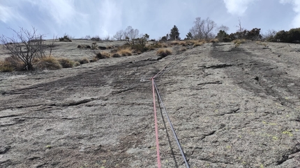 Vento di passione, Monte Piezza, Val Masino, Andrea Mariani, Graziano Milani, Lorenzo Milani - Sul sesto tiro di Vento di passione al Monte Piezza in Val Masino (Andrea Mariani, Graziano Milani, Lorenzo Milani)