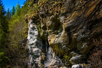 Marcello Bombardi, El puma, Chesod, Valle d’Aosta - Marcello Bombardi su El puma (9a) a Chesod in Valle d’Aosta. 'La roccia a Chesod è incredibile e quasi unica. Si tratta di un serpentino rosso/grigio molto levigato dall’acqua con fessure e spaccature che sembrano buone da terra ma risultano poi spesso svase, cieche e quasi verticali.'