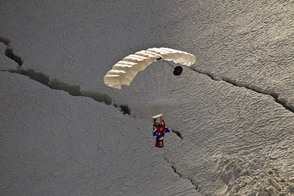 Valery Rozov - Il russo Valery Rozov e il BASE jump dal versante italiano del Monte Bianco.