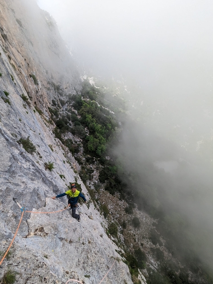 Punta Argennas, Sardegna, Mathias Mandi, Klaas Willems - Klaas Willems durante la prima salita di 'I Ribelli Della Montagna' su Punta Argennas in Sardegna