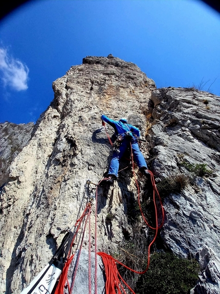 Torrione Quattordio, Monte Moregallo, Monti lariani, Osa di più, Cristian Candiotto - L'apertura di 'Osa di più' al Torrione Quattordio (Monte Moregallo, Monti lariani)