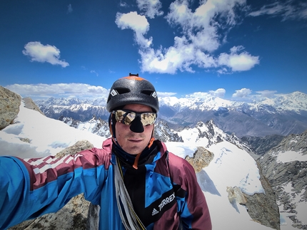 Fabian Buhl, Will Sim, Karakorum - Fabian Buhl sulla Gulmit Tower (5801m) sopra la Hunza Valley nel Karakorum del Pakistan.