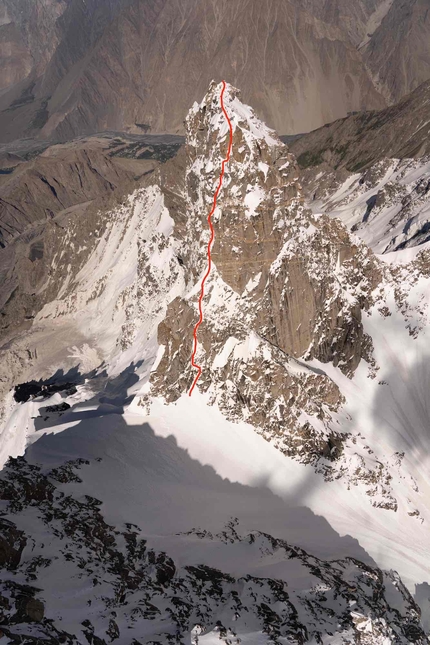 Fabian Buhl, Will Sim, Karakorum - Gulmit Tower (5801m) sopra la Hunza Valley nel Karakorum in Pakistan e la linea di salita di Fabian Buhl e Will Sim (07/2022)