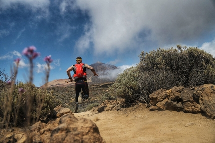 Andrea Lanfri, Tenerife, Monte Teide - Andrea Lanfri a Tenerife in direzione Monte Teide. 'Alle prime luci dell’alba di ieri sono partito in mountain bike dal mare, per una salita impegnativa che ha richiesto tanta concentrazione. Non ho mai mollato, anche quando il trekking sotto il sole si faceva impegnativo!'