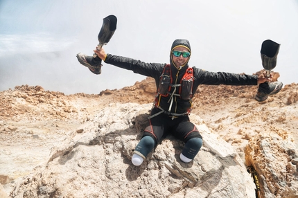 Andrea Lanfri, Tenerife, Monte Teide - Andrea Lanfri sull'isola di Tenerife in cima al vulcano Teide, la montagna più alta della Spagna. L’atleta paralimpico toscano è partito dal livello mare a Puerto de la Cruz e ha concluso il progetto dopo 15 ore sulla costa a Guia de Isora.