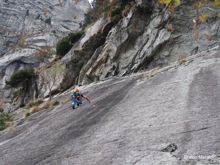 Picikum, Val di Mello, Eraldo Meraldi, Isacco Sala - Isacco Sala sul terzo tiro della via Picikum in Val di Mello