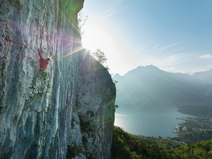 Florian Riegler, Nago, Stile di vita, Arco - Florian Riegler dopo la sezione chiave di 'Stile di vita' (8c, 100m) a Nago