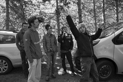 Florian Riegler, Nago, Stile di vita, Arco - Florian Riegler con amici parlando di 'Stile di vita' (8c, 100m) a Nago
