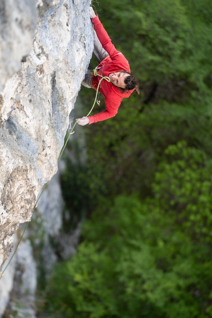 Florian Riegler, Nago, Stile di vita, Arco - Florian Riegler su 'Stile di vita' (8c, 100m) a Nago. Da qui in cima è pura formalità 