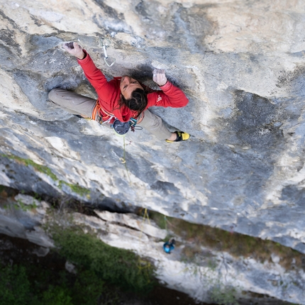 Florian Riegler, Nago, Stile di vita, Arco - Florian Riegler affronta il passo chiave di 'Stile di vita' (8c, 100m) a Nago