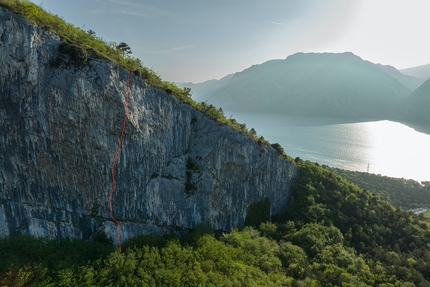 Florian Riegler, Nago, Stile di vita, Arco - Il tracciato di 'Stile di vita' (8c, 100m) a Nago, aperta dal basso da Florian Riegler e Martin Riegler e liberata da Florian il 07/04/2023