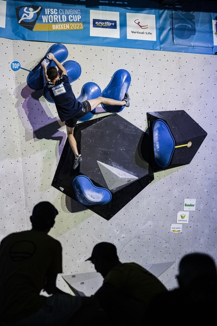 Boulder World Cup 2023 Brixen - Toby Roberts matching the final hold and winning his first Boulder World Cup at Brixen 2023