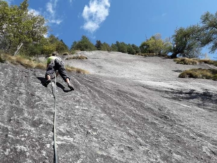 Andrea Mariani - Andrea Mariani sulle placche finali di Luna Morente in Val di Mello / Val di Ferro. Una via tracciata nel '84, bellissima, temuta e raramente ripetuta, ed ora sfiorata da altre linee ‘moderne’ tutte molto belle.