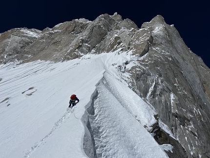 Meru, India, Simon Gietl, Mathieu Maynadier, Roger Schäli - Simon Gietl sul nevaio verso la cima di Meru South durante l'apertura di 'Goldfish' (800m, M6+ A1) insieme a , Mathieu Maynadier e Roger Schäli, maggio 2023