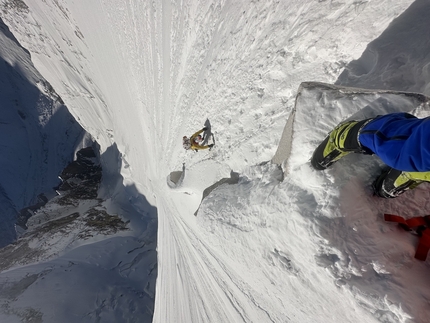 Meru, India, Simon Gietl, Mathieu Maynadier, Roger Schäli - Simon Gietl, Mathieu Maynadier, Roger Schäli climbing Meru in India via their 'Goldfish' 800m, M6+ A1).