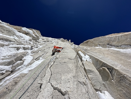 Meru, India, Simon Gietl, Mathieu Maynadier, Roger Schäli - Simon Gietl, Mathieu Maynadier, Roger Schäli climbing Meru in India via their 'Goldfish' 800m, M6+ A1).