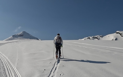 Punta degli Spiriti, Geisterspitze - Scialpinismo alla Punta degli Spiriti (Ortles - Cevedale): Paolo De Chiesa in salita