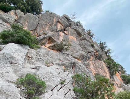 Dannata Bellezza, Monte Oddeu, Sardegna, Giuseppe Obinu, Luciano Muroni - L'apertura di Dannata Bellezza al Sas Palas de su Puntale (Monte Oddeu, Sardegna), di Giuseppe Obinu e Luciano Muroni