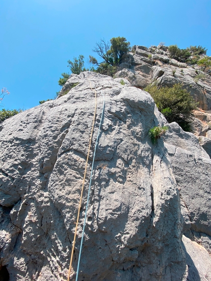 Dannata Bellezza, Monte Oddeu, Sardegna, Giuseppe Obinu, Luciano Muroni - L'apertura di Dannata Bellezza al Sas Palas de su Puntale (Monte Oddeu, Sardegna), di Giuseppe Obinu e Luciano Muroni