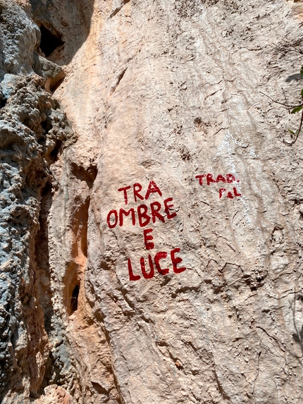 Tra Ombre e Luce, Monte Oddeu, Sardegna, Giuseppe Obinu, Luciano Muroni - L'apertura di Tra Ombre e Luce al Sas Palas de su Puntale (Monte Oddeu, Sardegna), di Giuseppe Obinu e Luciano Muroni