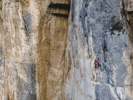 Valle del Sarca, Diedro Maestri, Diedro Manolo, Diedro Martini, Jacopo Biserni, Diego Toigo - Jacopo Biserni nelle calate dal diedro Manolo (Cesare Levis) al Dain di Pietramurata, con a fianco i tetti di Big bang