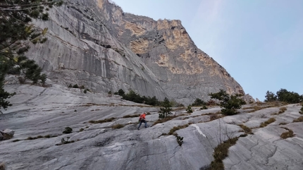 Valle del Sarca, Diedro Maestri, Diedro Manolo, Diedro Martini, Jacopo Biserni, Diego Toigo - Diego Toigo sul Diedro Martini a Cima alle Coste (Sergio Martini, Maurizio Perottoni, Mario Tranquilini 1972), salito insieme a Jacopo Biserni il 06/04/2023 durante il loro Trittico dei tre diedri della Valle del Sarca