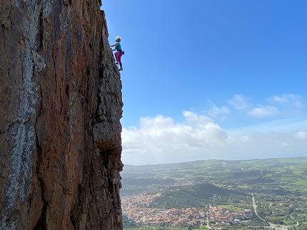 Superquartz, the tough new quartzite crag in Sardinia. By Maurizio Oviglia