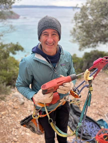 Maurizio Oviglia - Maurizio Oviglia bolting climbs in Sardinia