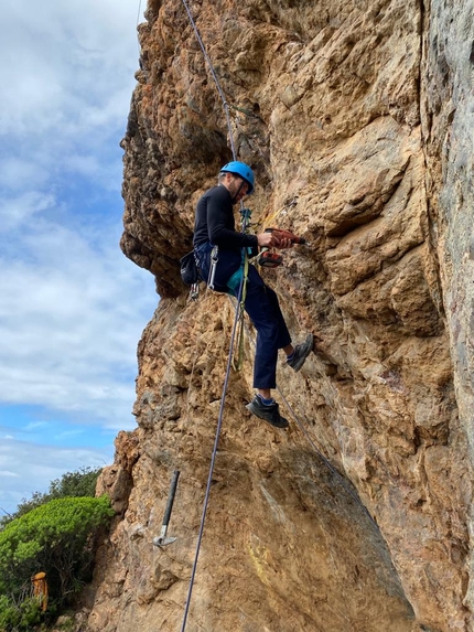 Superquartz, Sardegna - Antonio Iaria chioda una nuova via a Superquartz, Sardegna