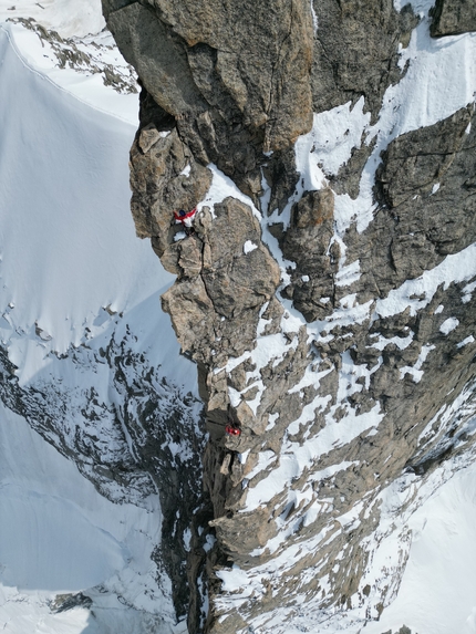 Dent du Géant, Monte Bianco, Kilian Moni, Mathis Garayt, Arthur Poindefert - Mathis Garayt, Arthur Poindefert e Kilian Moni durante la prima ripetizione di Coeur de Géant sulla parete NO del Dente del Gigante, massiccio del Monte Bianco il 17/06/2023